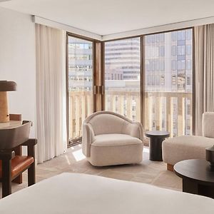 Signature King Guest Room Mobility or hearing accessible